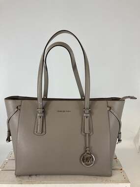 MICHAEL KORS, LARGE GRAY SAFFIANO LEATHER SHOULDER BAG